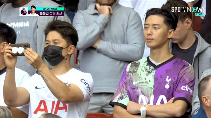Santai Banget, Park Seo Joon Tertangkap Kamera Nonton Pertandingan Sepak Bola di Inggris