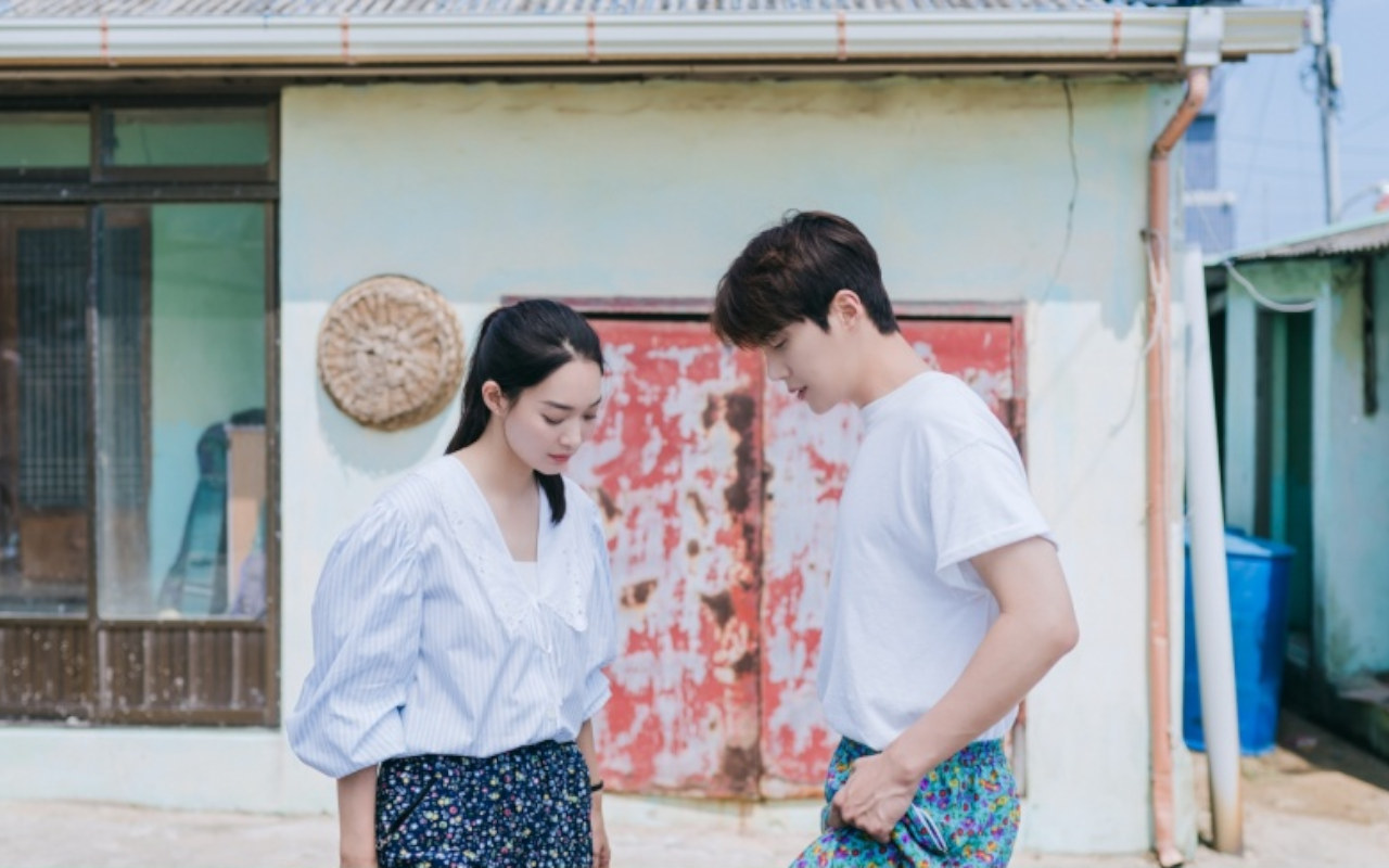 Momen Ini Isyaratkan Shin Min A dan Kim Seon Ho Bakal Beradegan Ranjang di 'Hometown Cha-Cha-Cha'?