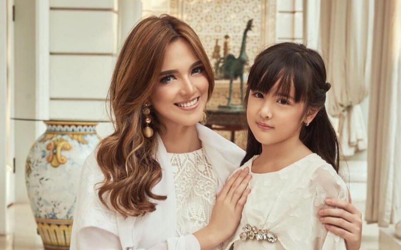 Kabar Nia Ramadhani di Panti Rehab Terkuak, Putri Cantik Pakai Gaun Rumbai Super Dewasa