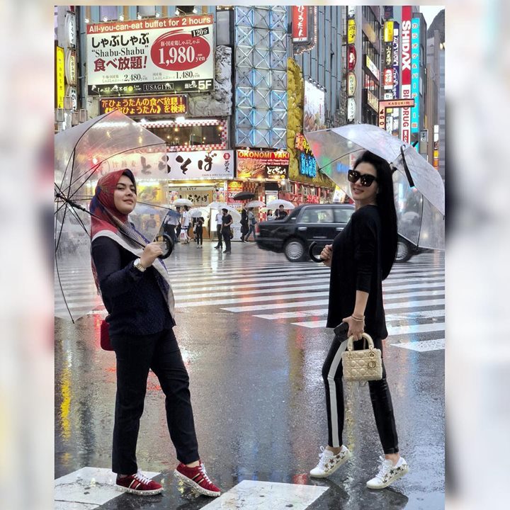 Momen hujan-hujanan berdua