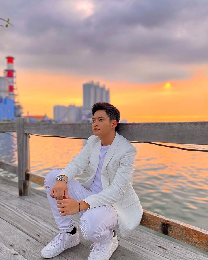 <i>Charming</i> Dalam Balutan Serba Putih