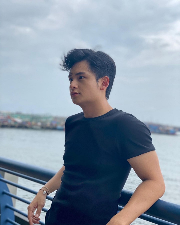 <i>Side Profile</i> Memesona