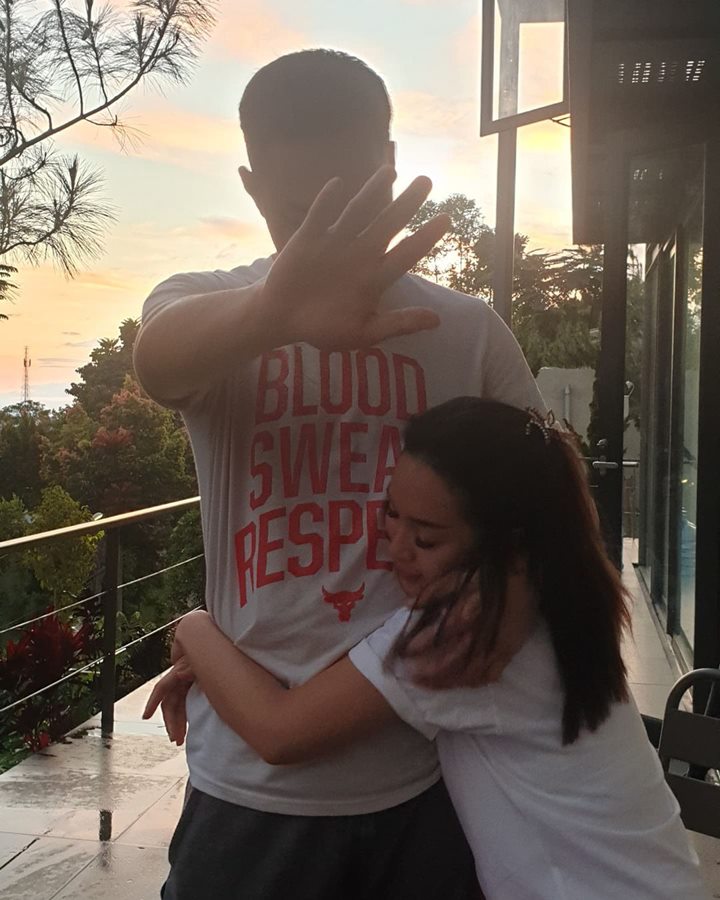 Momen gemas kenakan baju <i>couple</i>