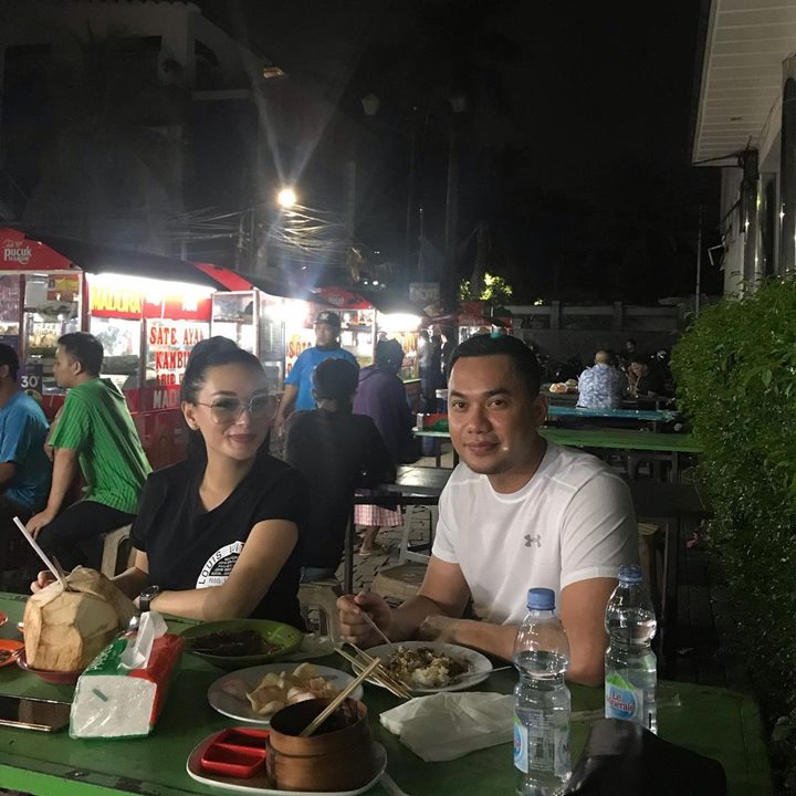 nostalgia makan berdua di pinggir jalan