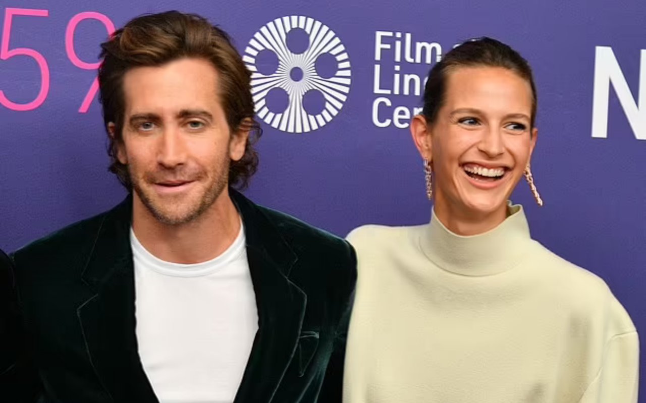 Jake Gyllenhaal dan Sang Kekasih Debut Momen Karpet Merah di Pemutaran Perdana 'The Lost Daughter'