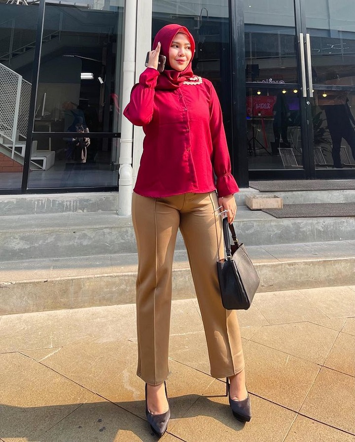 <i>Chic</i> dengan paduan busana penuh warna