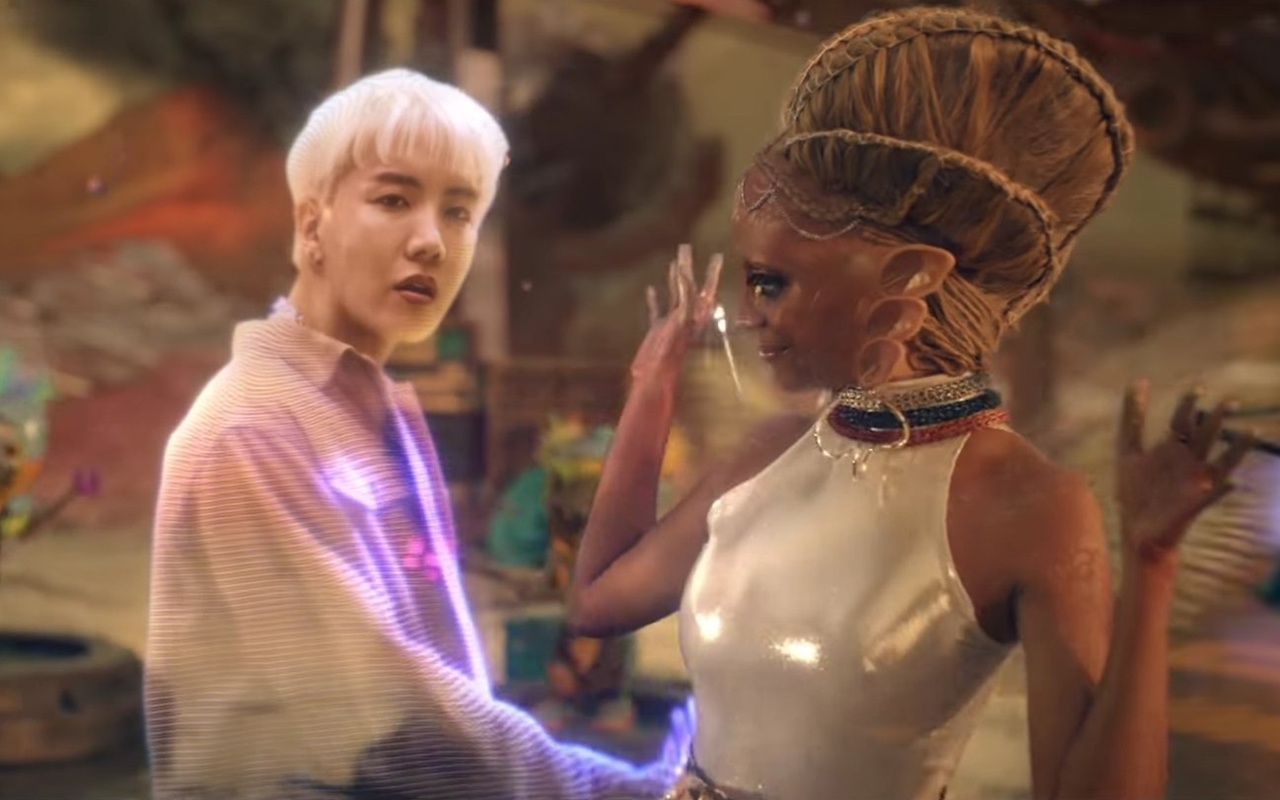 Bikin ARMY Cemburu, Ini Pemeran Alien Cantik Pasangan J-Hope BTS di MV 'Universe'