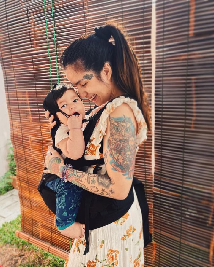 Potret ceria nan ceria gendong anak