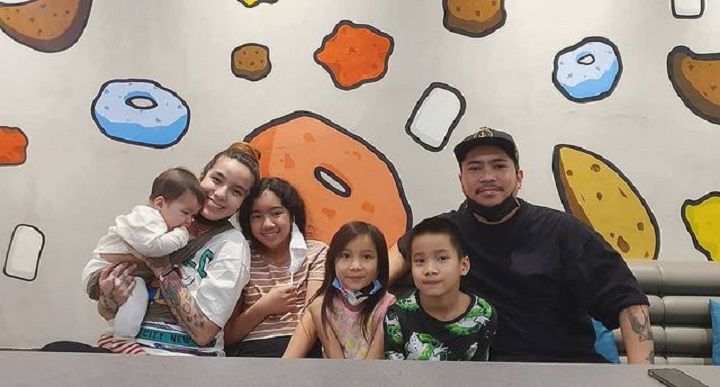Mama muda dengan empat orang anak