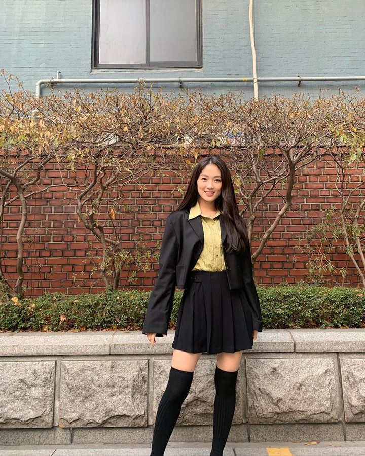 Ceria meski kenakan <i>outfit dark</i>
