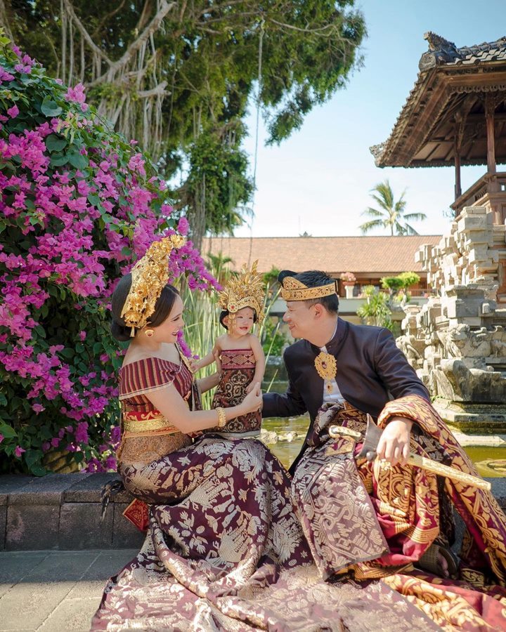 <i>dress code</i> kenakan baju adat bali
