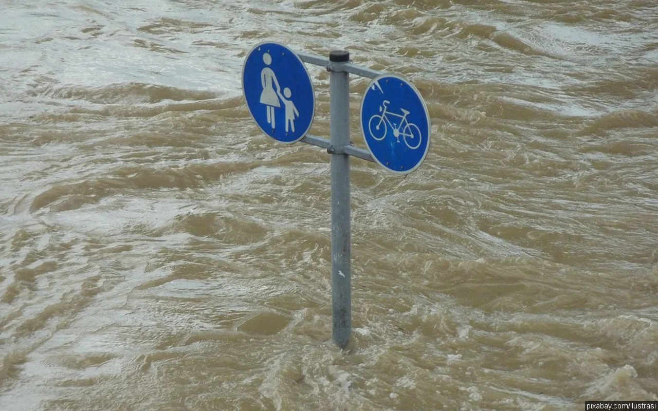 Tetap Santai Liput Berita, Reporter Ini Rela Masuk ke Air Banjir Setinggi Dada Tuai Sorotan