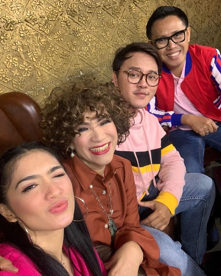 Momen akrab bareng host 'Jalan jalan sore'