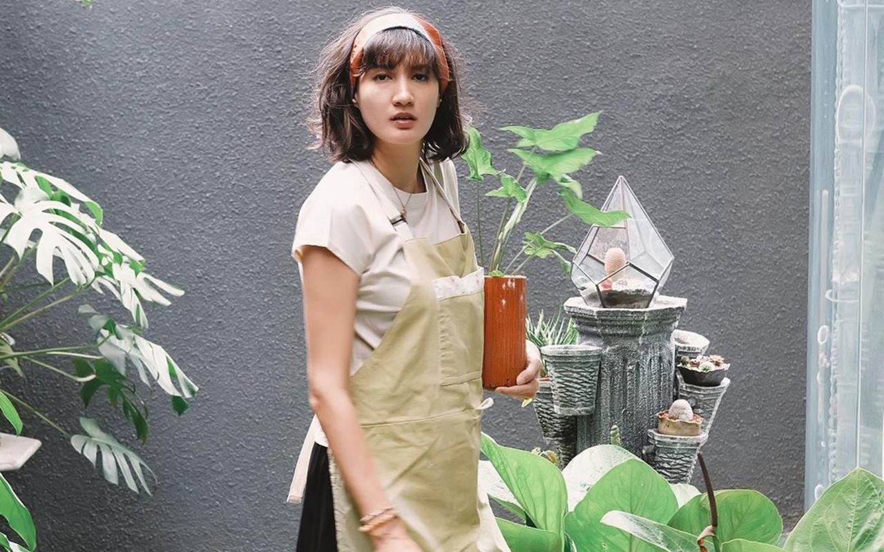 Nadine Chandrawinata Tampil Beda Pakai Kerudung, Disebut Pancarkan Aura Bumil Cantik