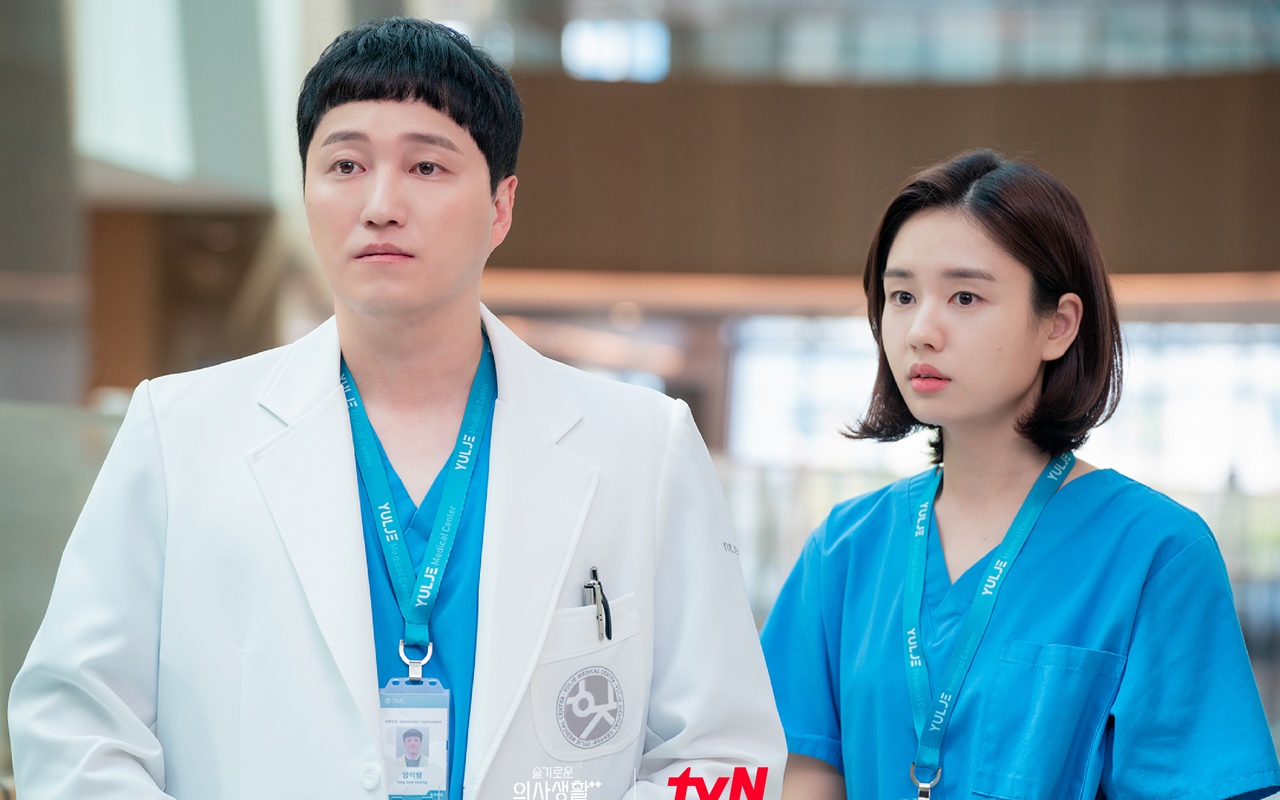 Ini Alasan Percintaan Kim Dae Myung dan Ahn Eun Jin Berjalan Lambat di 'Hospital Playlist'