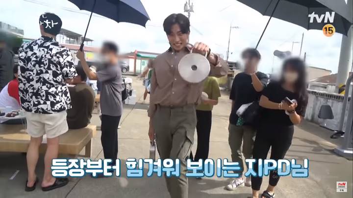 Perilaku Lee Sang Yi Bantu Staf Berberes Saat Syuting \'Hometown Cha-Cha-Cha\' Ramai Dibahas