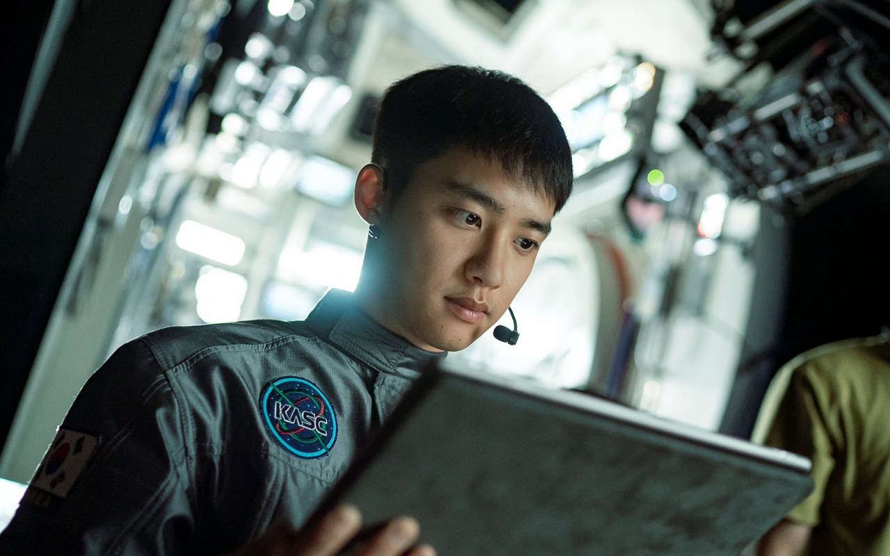D.O. EXO Jadi Astronaut Ganteng, Ini Deretan Foto Behind the Scene Film 'The Moon'