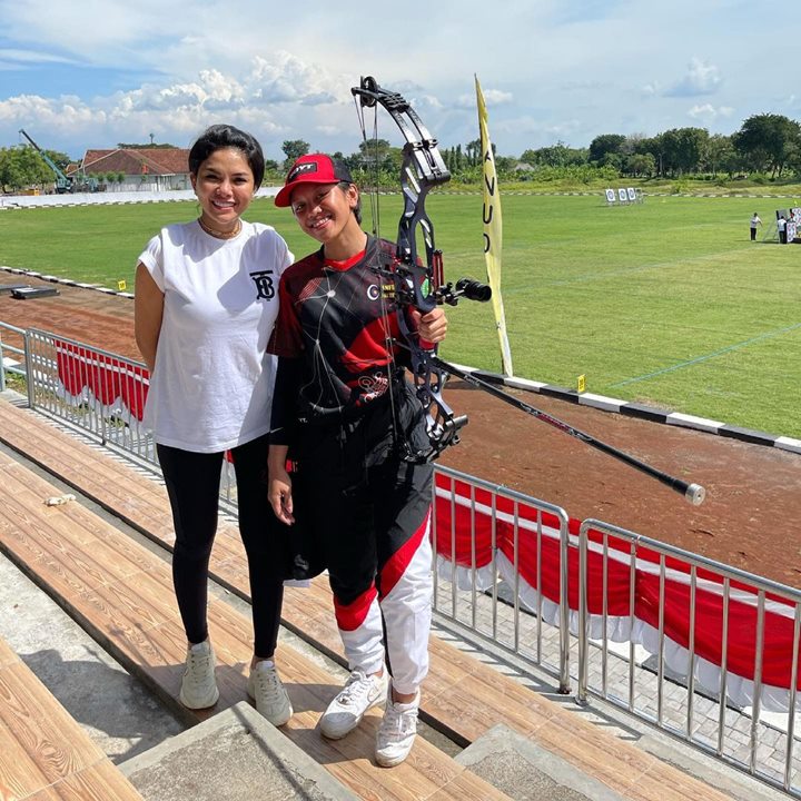Gaya Casual Saat Dukung Anak 