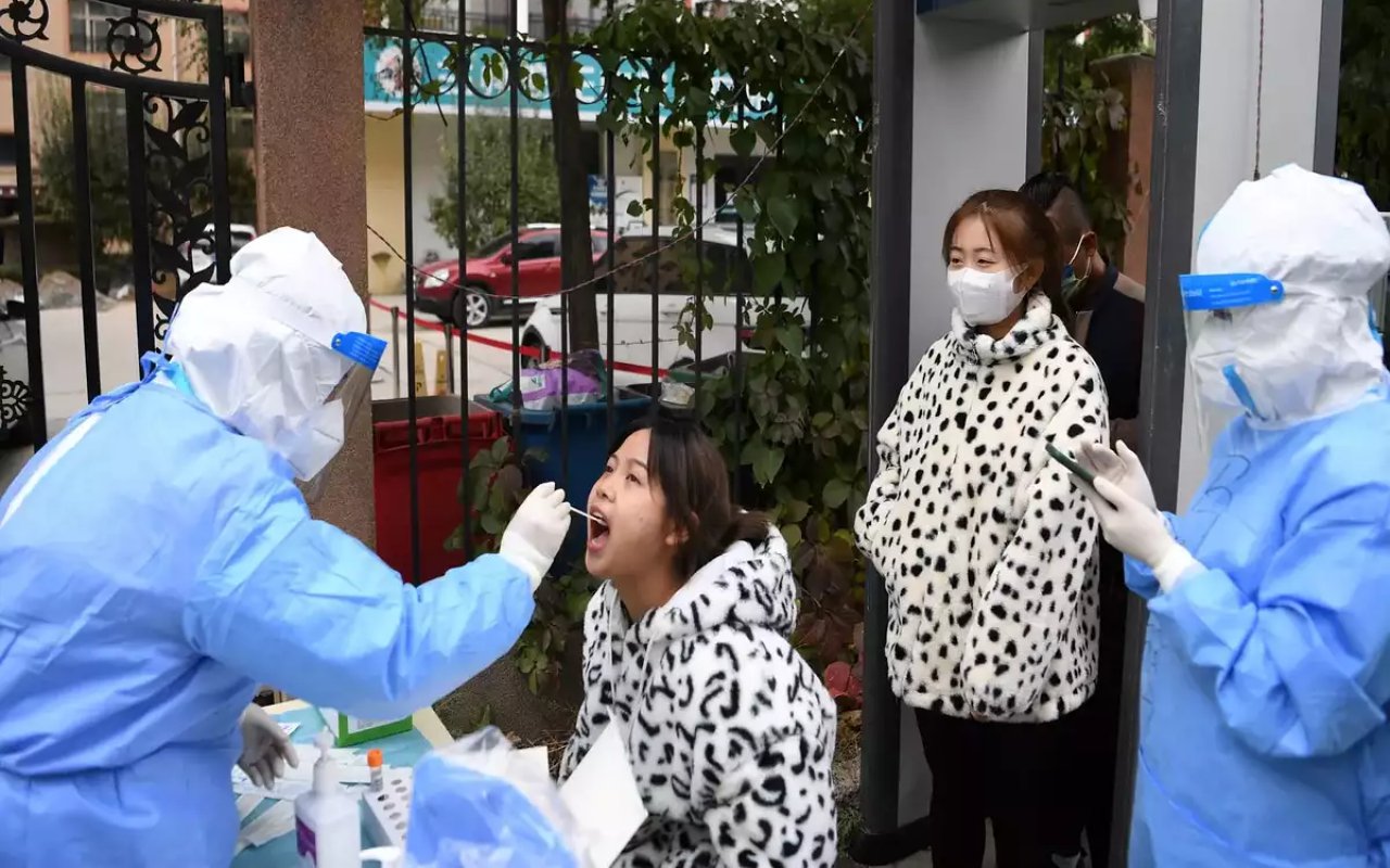 Tiongkok Tutup Bandara dan Sekolah Imbas Ledakan COVID-19, Diduga Akibat Aktivitas Turis