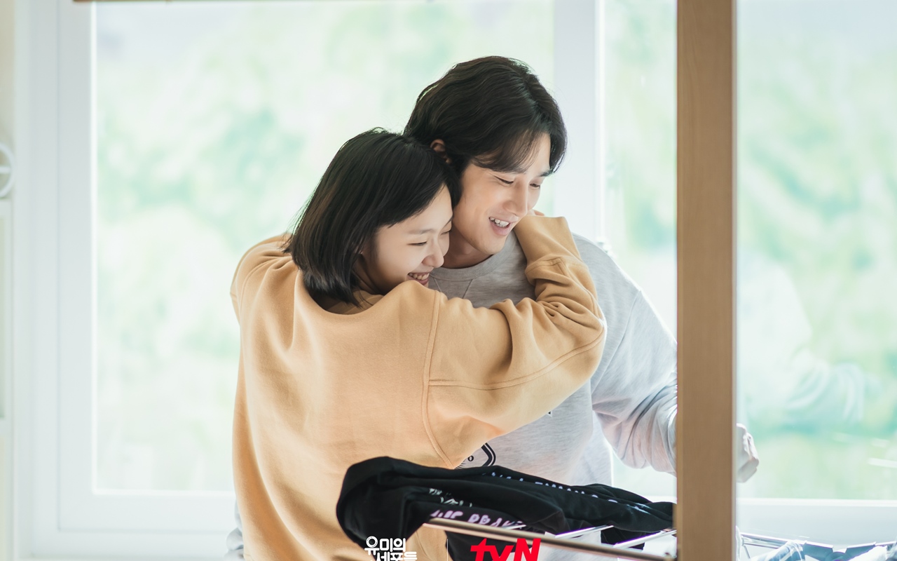 Asyik Ngobrol, Ahn Bo Hyun Elus-Elus Pipi Kim Go Eun di Lokasi 'Yumi's Cells'