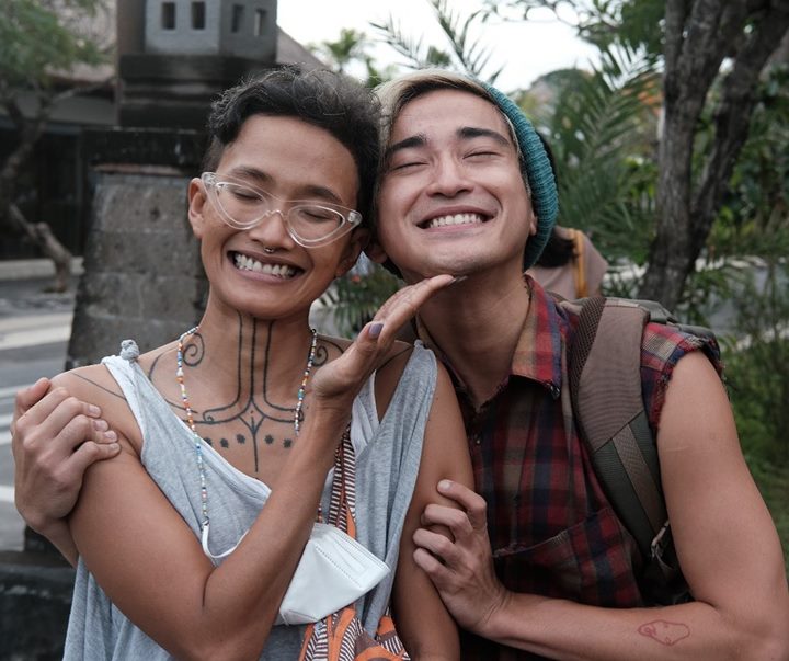 Pamer senyum lebar, hempas komentar miring 