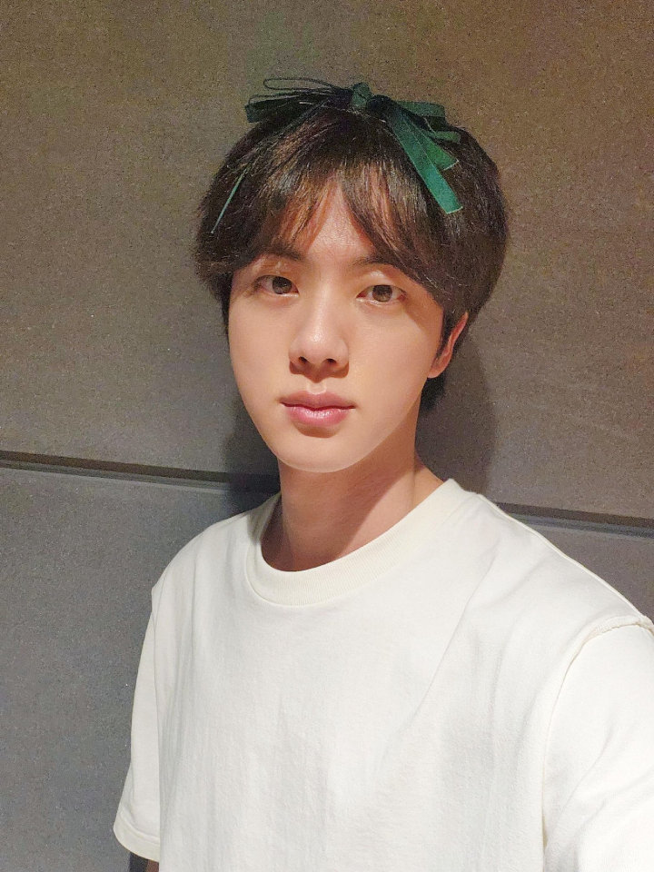 Jin BTS Pakai Pita Rambut Uwu di Encore Konser, Alasannya Gombal Abis