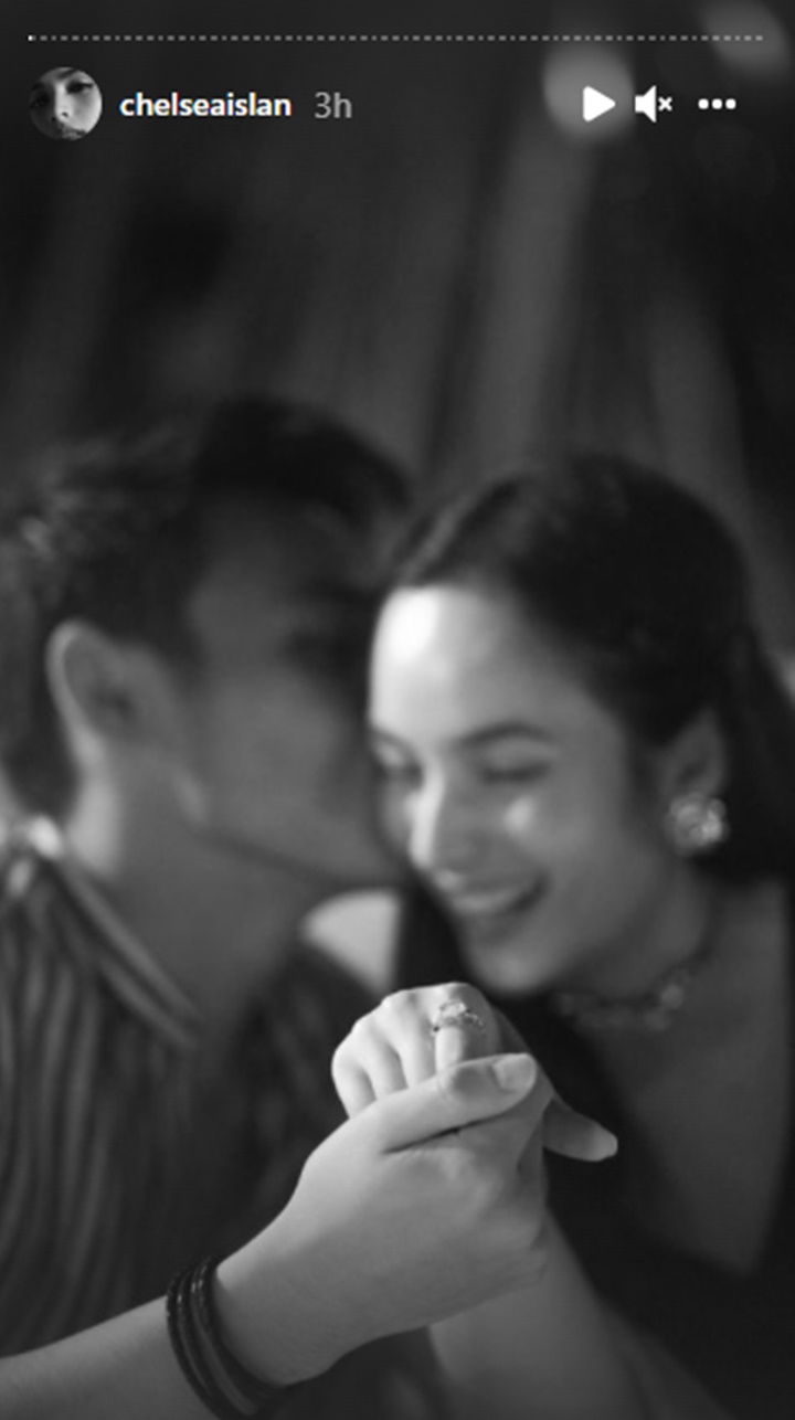 Chelsea Islan Perdana Pamer Foto Dicium Rob Clinton Usai Dilamar, Ekspresi Paling Disorot