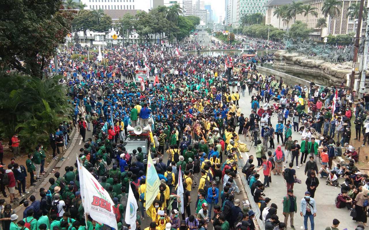 Mahasiswa dan Buruh Turun Ke Jalan Hari Ini, Diperkirakan Ribuan Massa Demo Kepung Istana