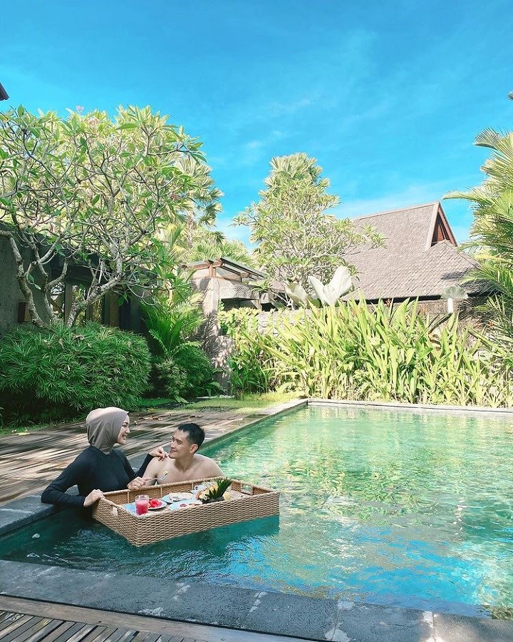 <i>Floating breakfast</i> romantis