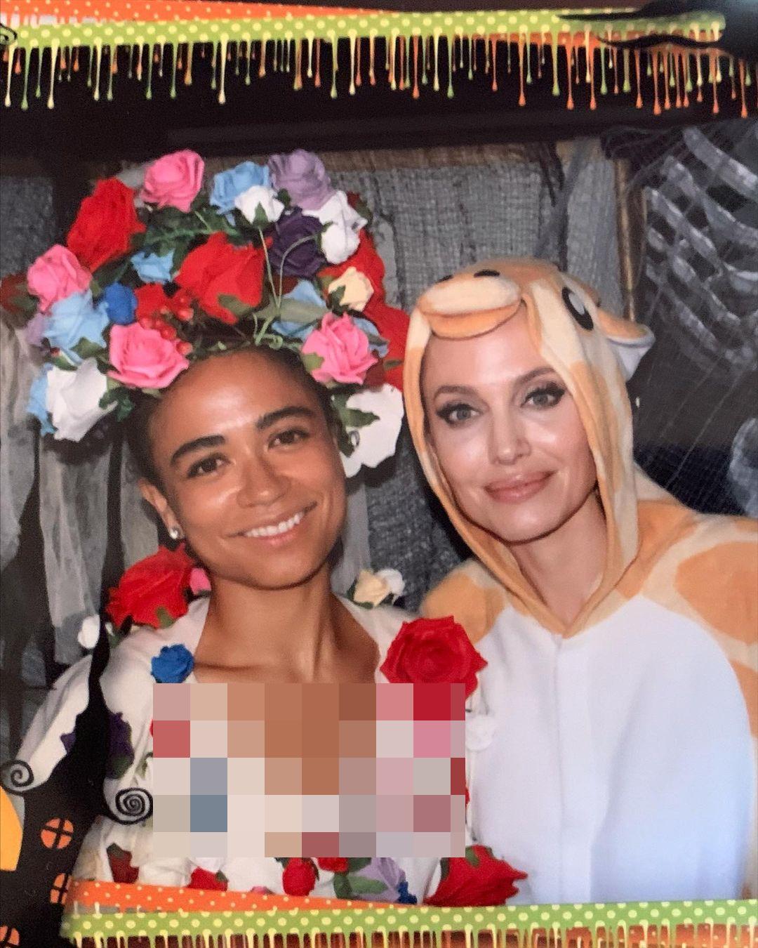 Angelina Jolie Pakai Kostum Jerapah Menggemaskan Rayakan Halloween Bareng Bintang \'Eternals\'