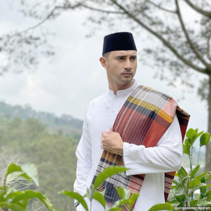 Tampan dalam Baju Koko