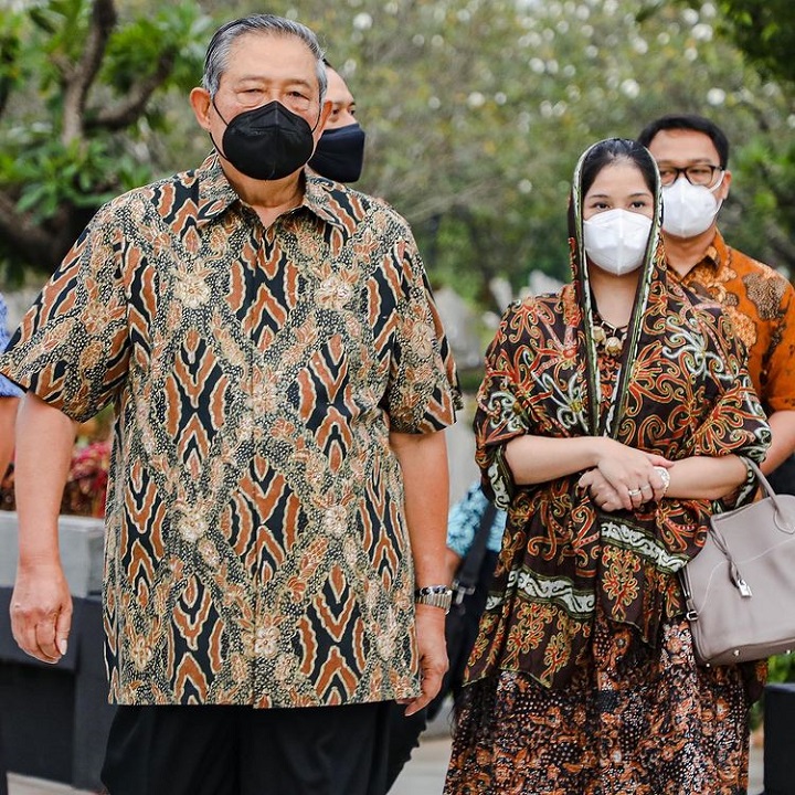momen dampingi sang ayah mertua ziarah