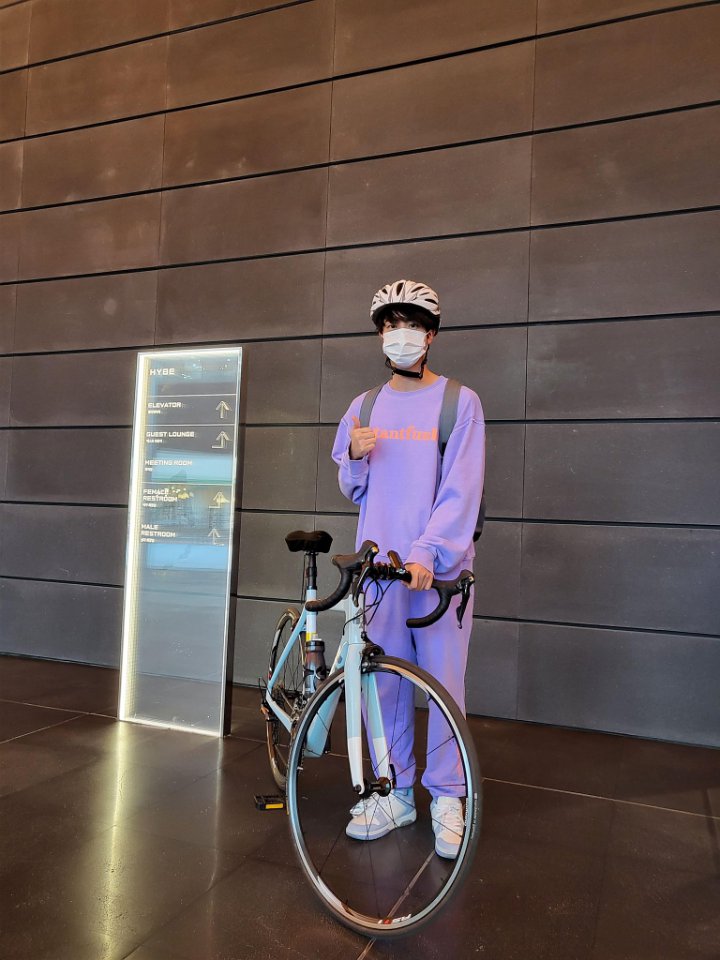 Jin BTS Pulang Kerja Naik Sepeda, Ketemu Sosok Tak Terduga Saat Gowes 1