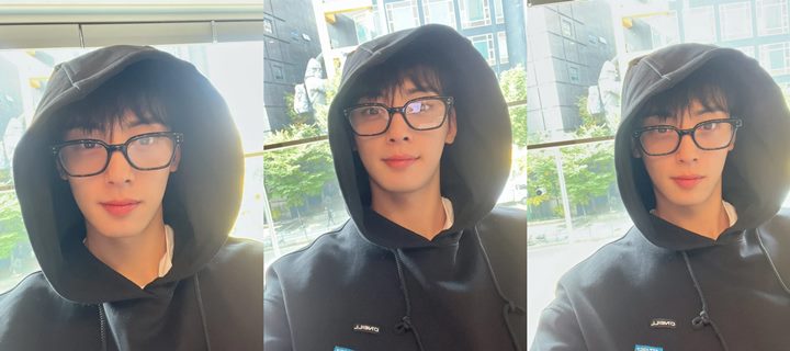 Cha Eunwoo ASTRO Pamer Selfie No Makeup Pakai Kacamata, Gantengnya Kelewatan