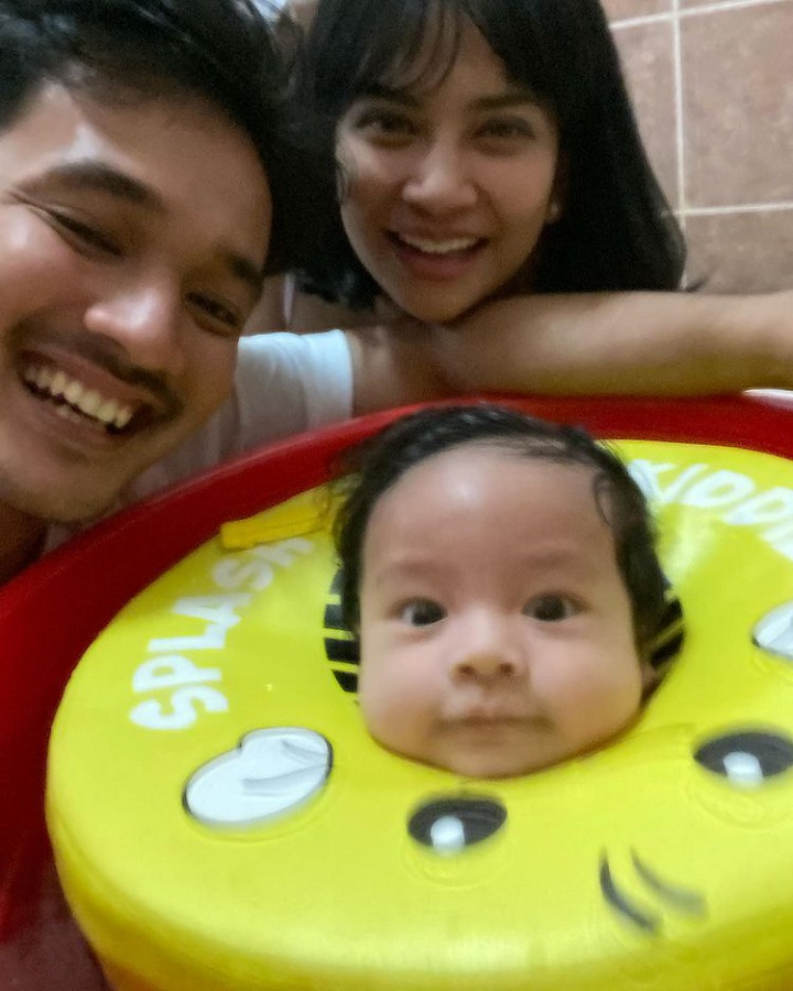 Momen gala belajar berenang