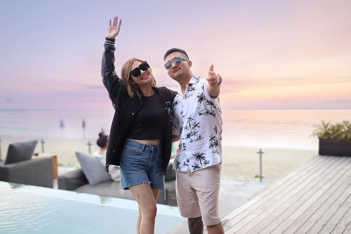 Kompak Berkacamata Hitam
