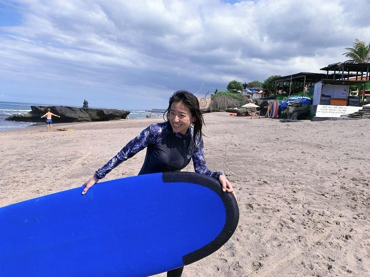 Jago <i>surfing</i> 
