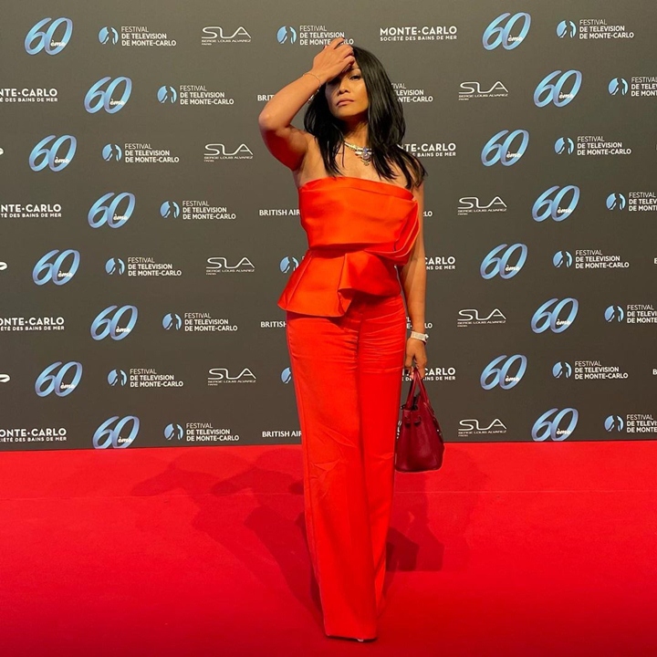 <i>Stunning</i> Dengan Baju Merah