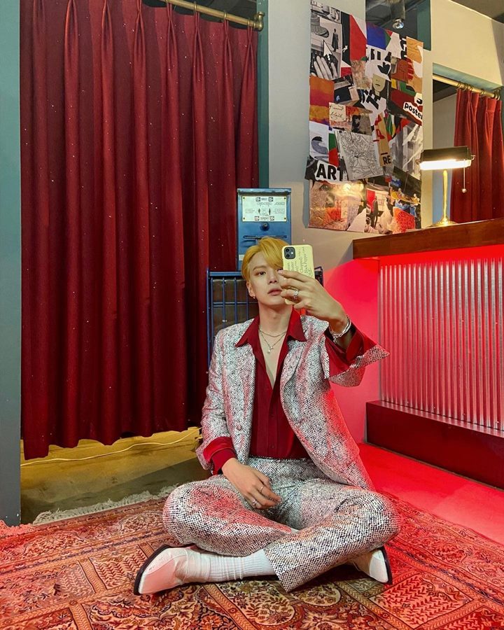 <i>Stand Out</i> Dengan Suit Motif