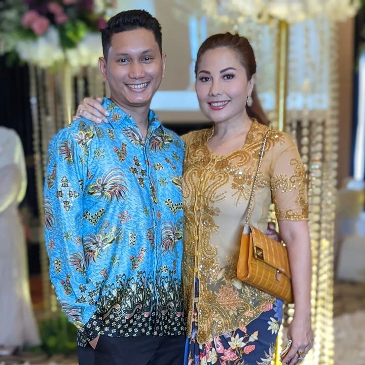 Tampil Kompak Dengan Suami Saat Kondangan