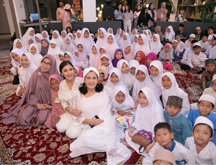 Momen hangat Naysila dan Lydia berfoto bersama 