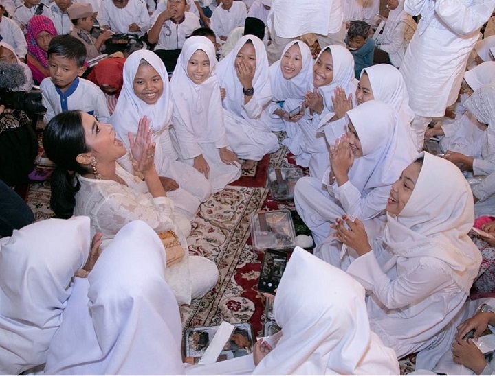 Naysila asyik berbincang