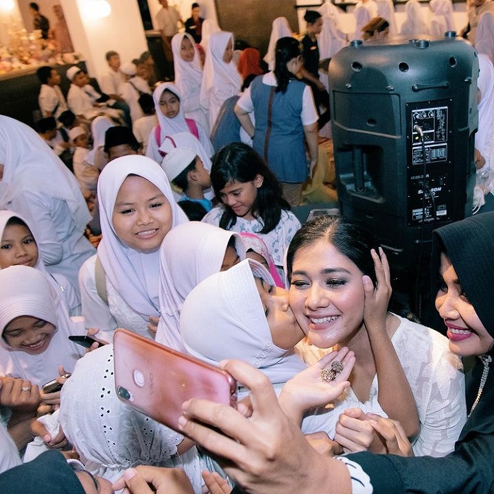 Naysila mendapat ciuman sayang