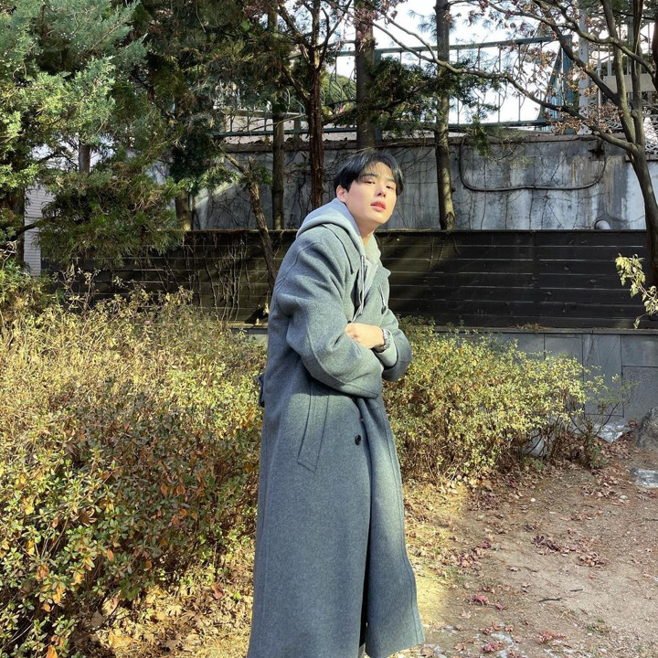 <i>Stand Out</i> Dengan <i>Long Coat</i>