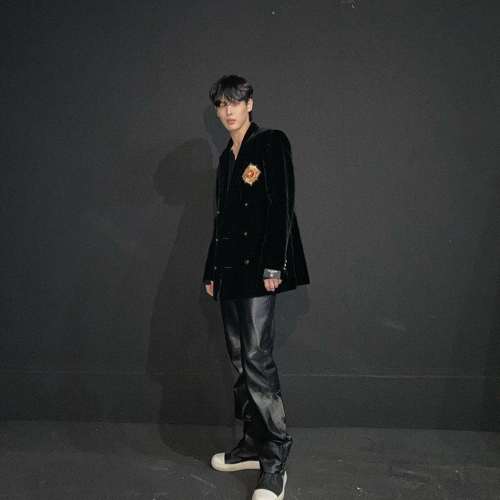 <i>Fierce</i> Dengan Baju Serba Hitam