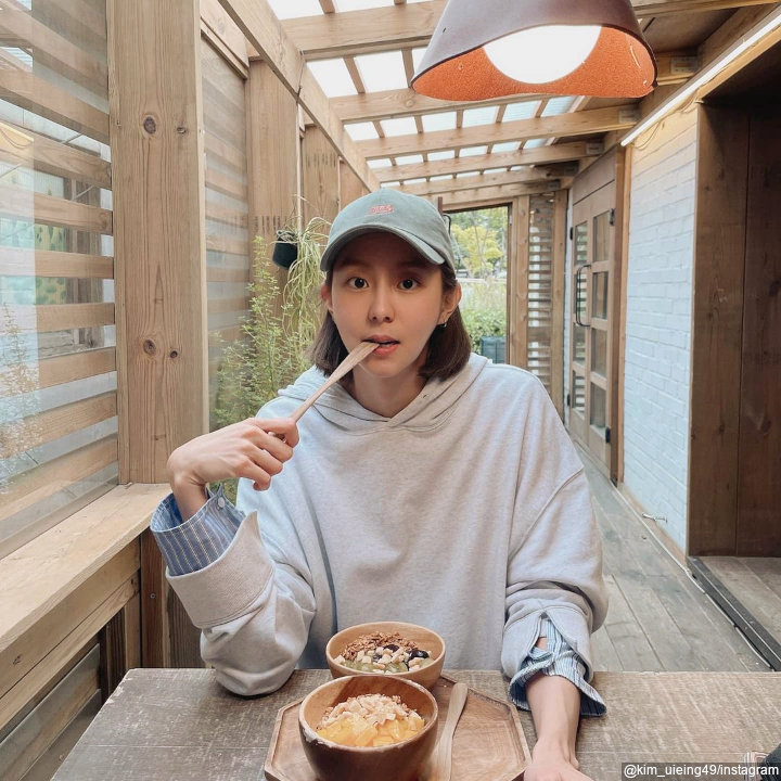 <i>Girlfriend Material Vibes</i>