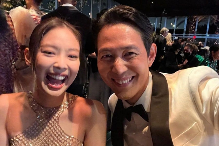Lee Jung Jae Ketawa Bahagia di Selfie Bareng Jennie BLACKPINK, Ini Kata Netizen