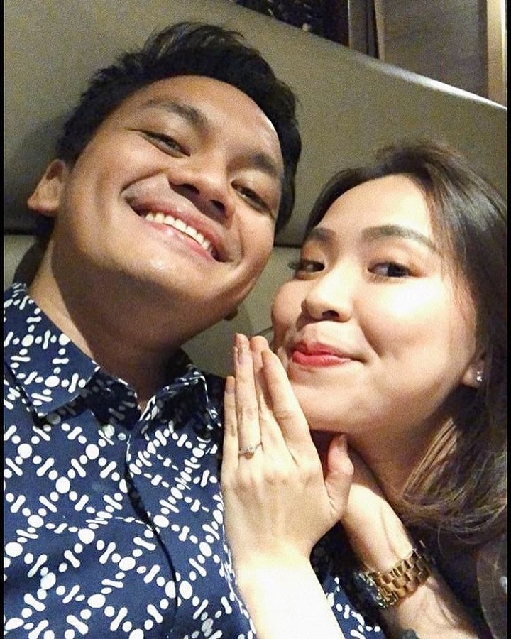 Momen manis saat pamer cincin usai lamaran 