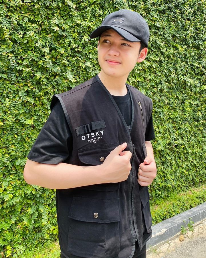 Tampil Cerah Dengan <i>Outfit</i> Gelap
