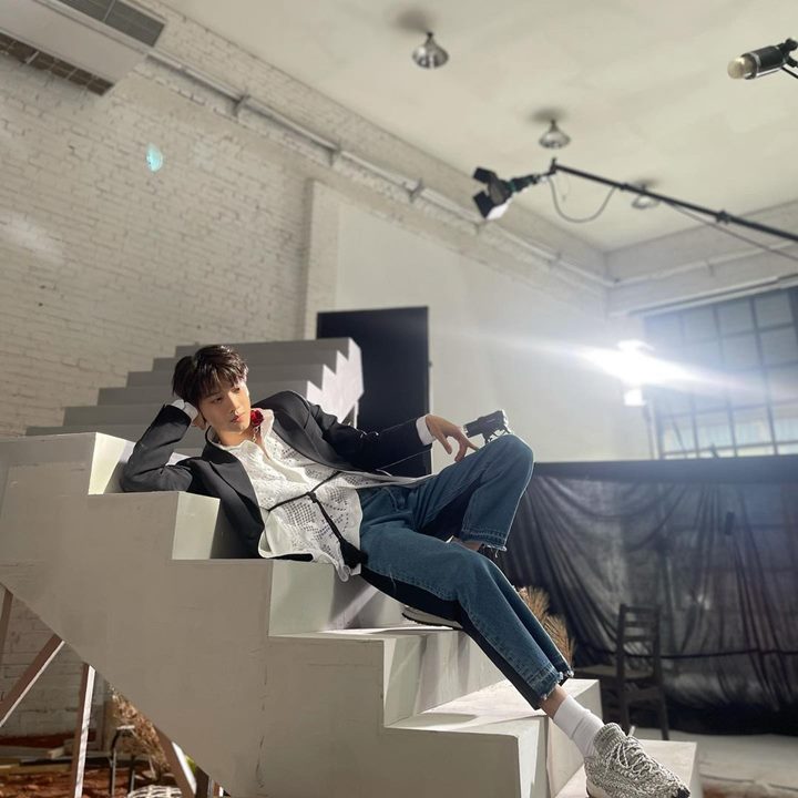 Pose Rebahan Ganteng